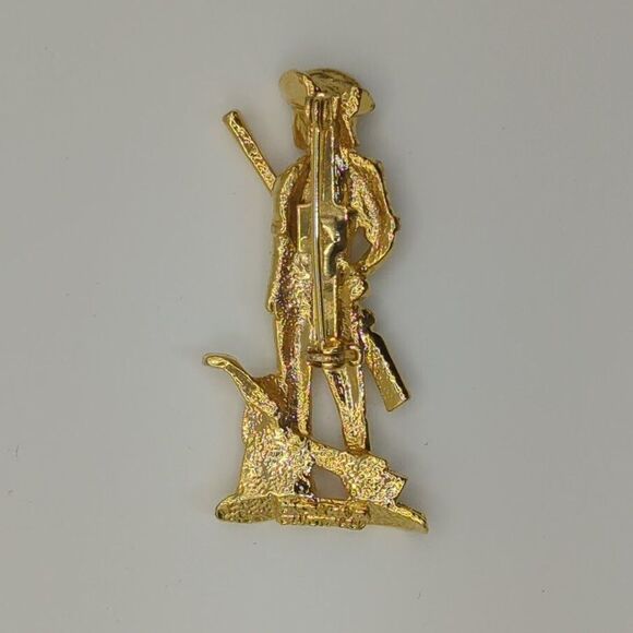 Cinerama Cranston RI Minuteman Soldier w Rifle Pin/Brooch‎ Gold Tone Marked - Picture 2 of 3